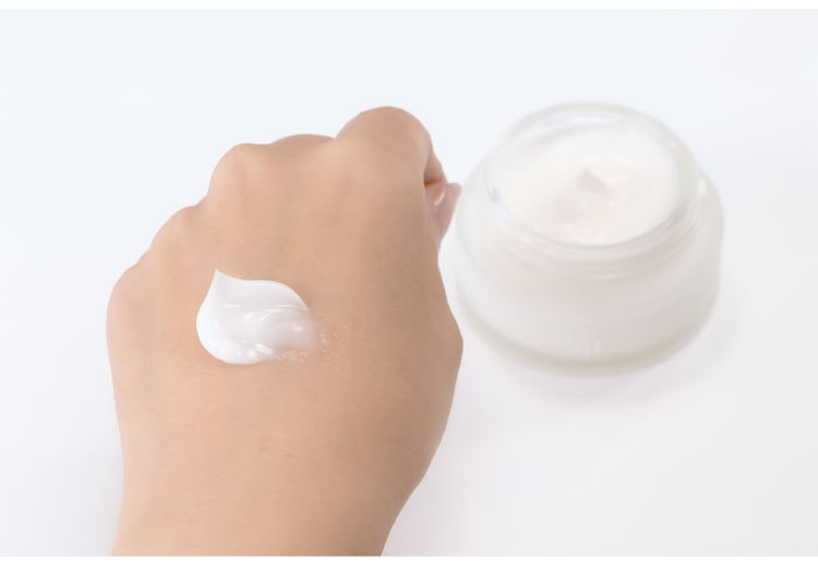 「保湿しても乾く、でも塗るとベタつく」そんな悩みをずっと繰り返してきました。年齢肌体質の私にとって、スキンケアはいつも試行錯誤。でもラクトインプラスは違いました。夜のうちに潤いを与え、朝まで肌がふっくら。化粧前にも使える軽さで、一日中快適。季節が変わっても肌が揺らがず、ようやく“自分の肌が好き”と思えるようになりました。